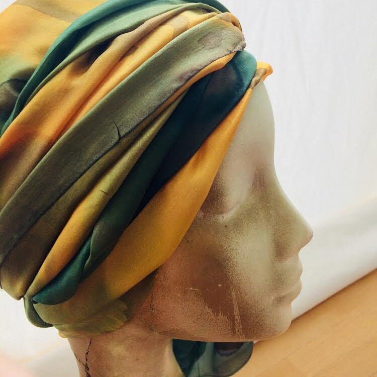 Riesiges Seidentuch, 194 X 93 cm, Grün Goldgelb, Handbemalt Von Künstlerhand, Unikat Längliches Schultertuch, Rechteckig Extravaganter Überwurf von WideBrimLady