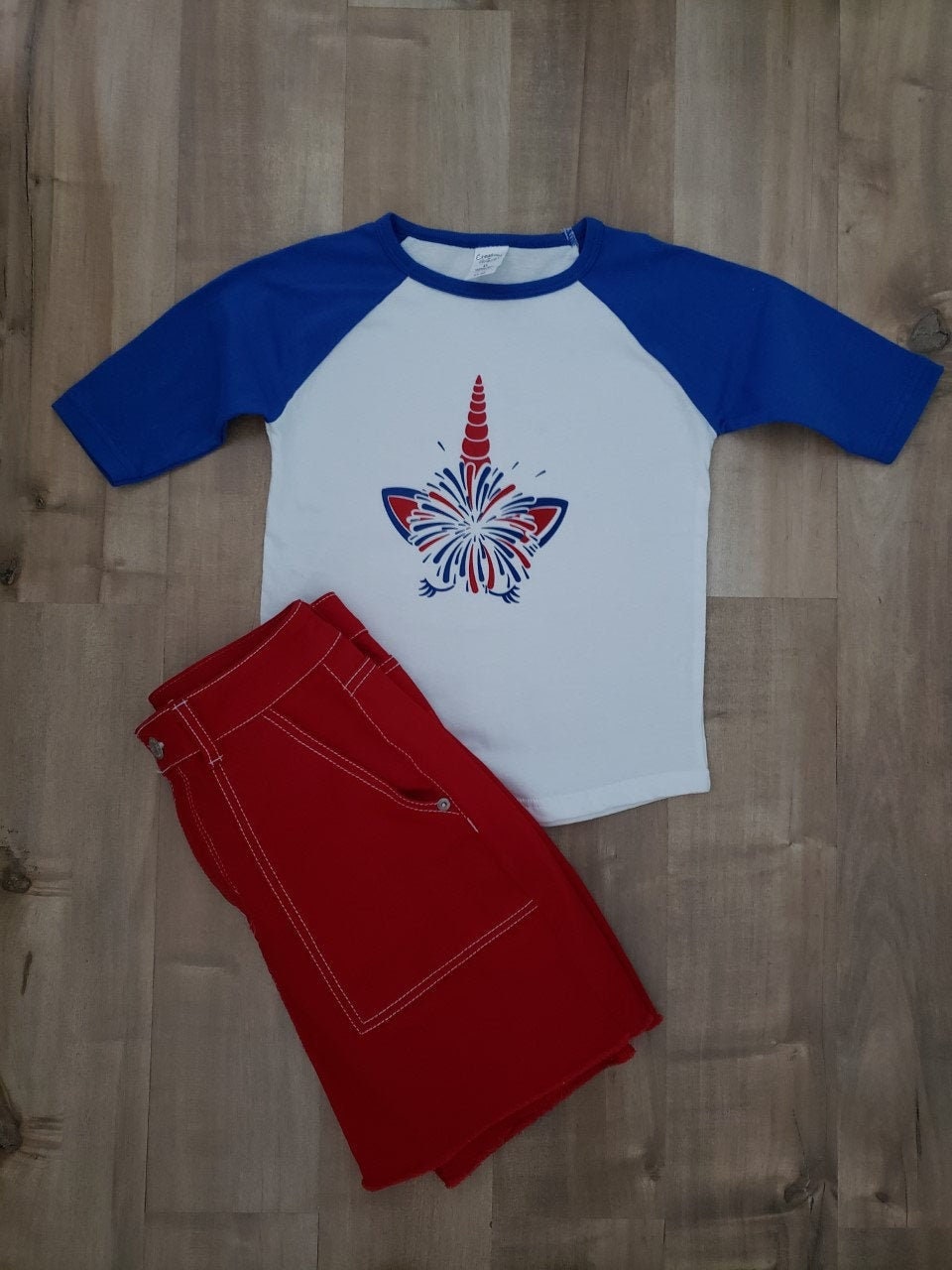 Unicorn-Rot-Weiß Und Blaues T-Shirt von WideOpenSpacesLLC