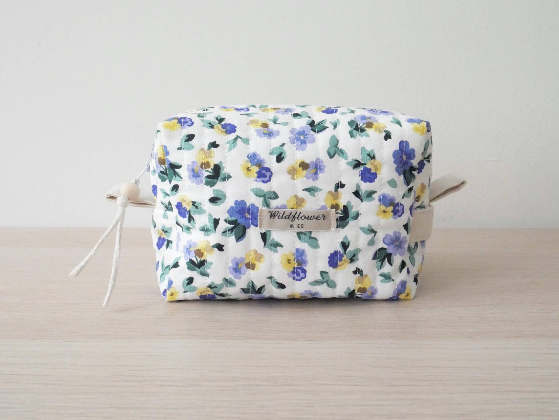 Blau Und Gelb Blumen Elfenbein Gesteppte Kastenförmige Kulturtasche Waschtasche Blau Und Gelb Blumen Elfenbein Gesteppte Kastenförmige Kulturtasche Waschtasche von WildflowerAndCoUK