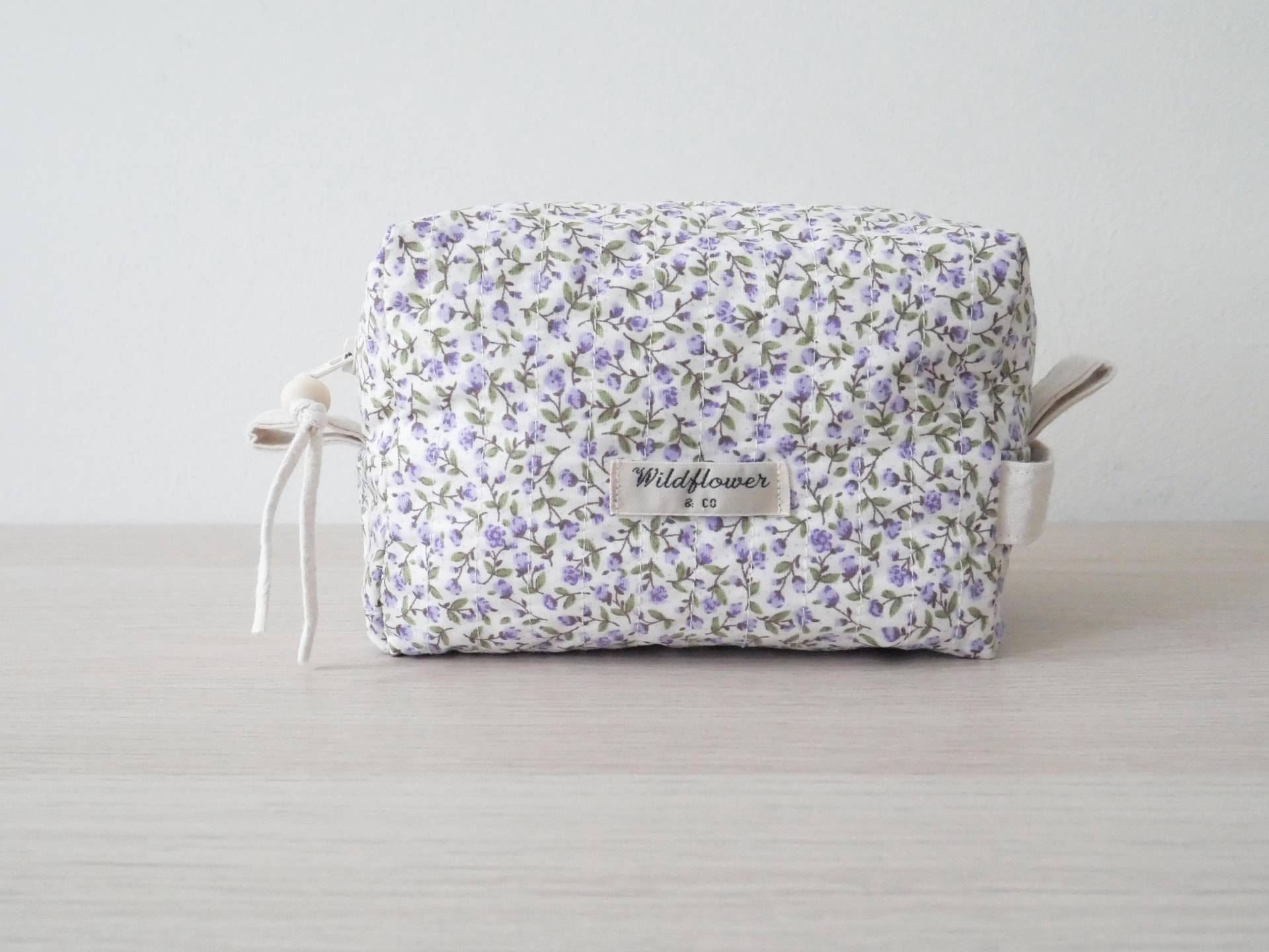 Lilafarbene Geblümte Kulturtasche Waschtasche Kastenförmig Gesteppt Lilafarbene Geblümte Kulturtasche Waschtasche Kastenförmig Gesteppt von WildflowerAndCoUK
