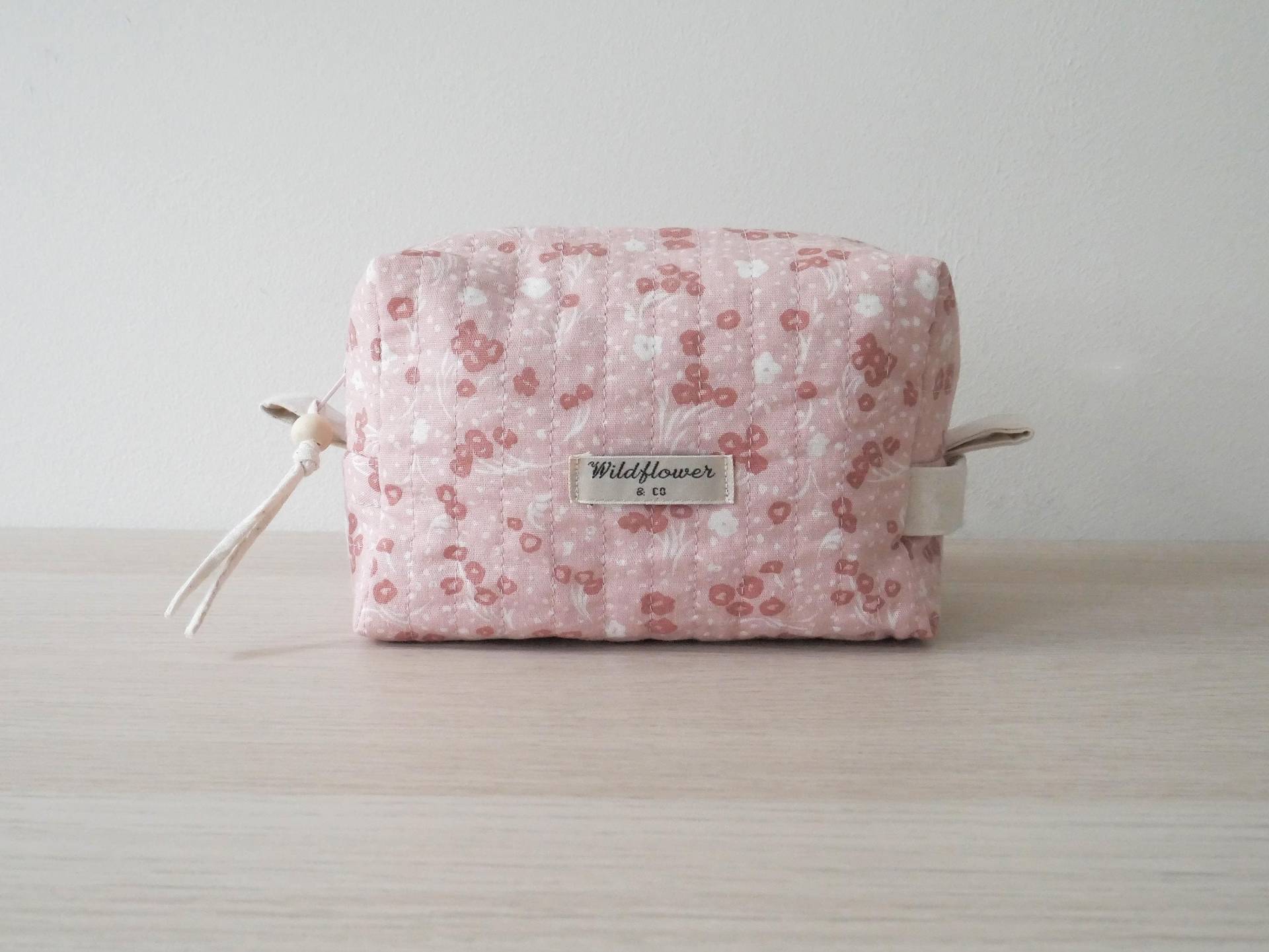 Rosa Und Creme Blumen Gesteppte Kastenförmige Kulturtasche Waschtasche Rosa Und Creme Blumen Gesteppte Kastenförmige Kulturtasche Waschtasche von WildflowerAndCoUK