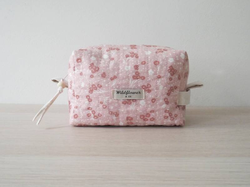 Rosa Und Creme Blumen Gesteppte Kastenförmige Kulturtasche Waschtasche Rosa Und Creme Blumen Gesteppte Kastenförmige Kulturtasche Waschtasche von WildflowerAndCoUK