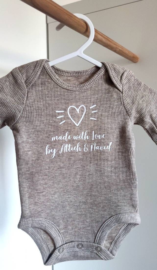 Personalisierter Babybody "Made With Love" Namen Mama Und Papa Personalisierter Babybody "Made With Love" Namen Mama Und Papa von WieesDIRgefaellt