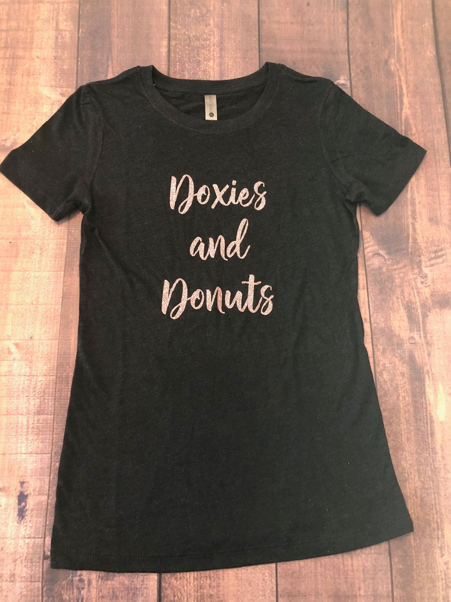 Dackel-Shirt, Dackel Hemden, Kleidung, Herrl Shirt, Hund Doxies Und Donuts Dackel-Shirt, Dackel Hemden, Kleidung, Herrl Shirt, Hund Doxies Und Donuts von WienerBrothersCo