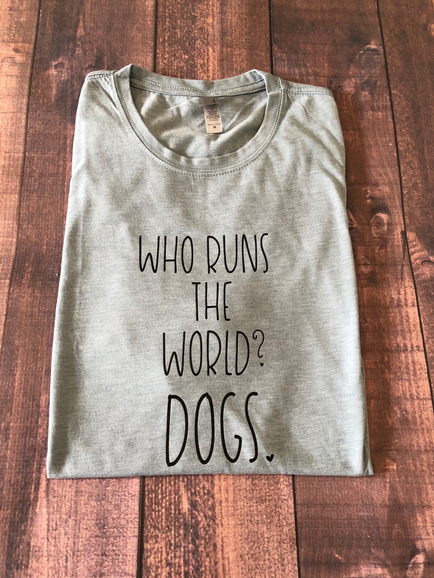 Hunde-Shirt, Hund Shirts Für Menschen, Die Läuft Der Welt Shirt, T-Shirts, Unisex Shirt Hunde-Shirt, Hund Shirts Für Menschen, Die Läuft Der Welt Shirt, T-Shirts, Unisex Shirt von WienerBrothersCo
