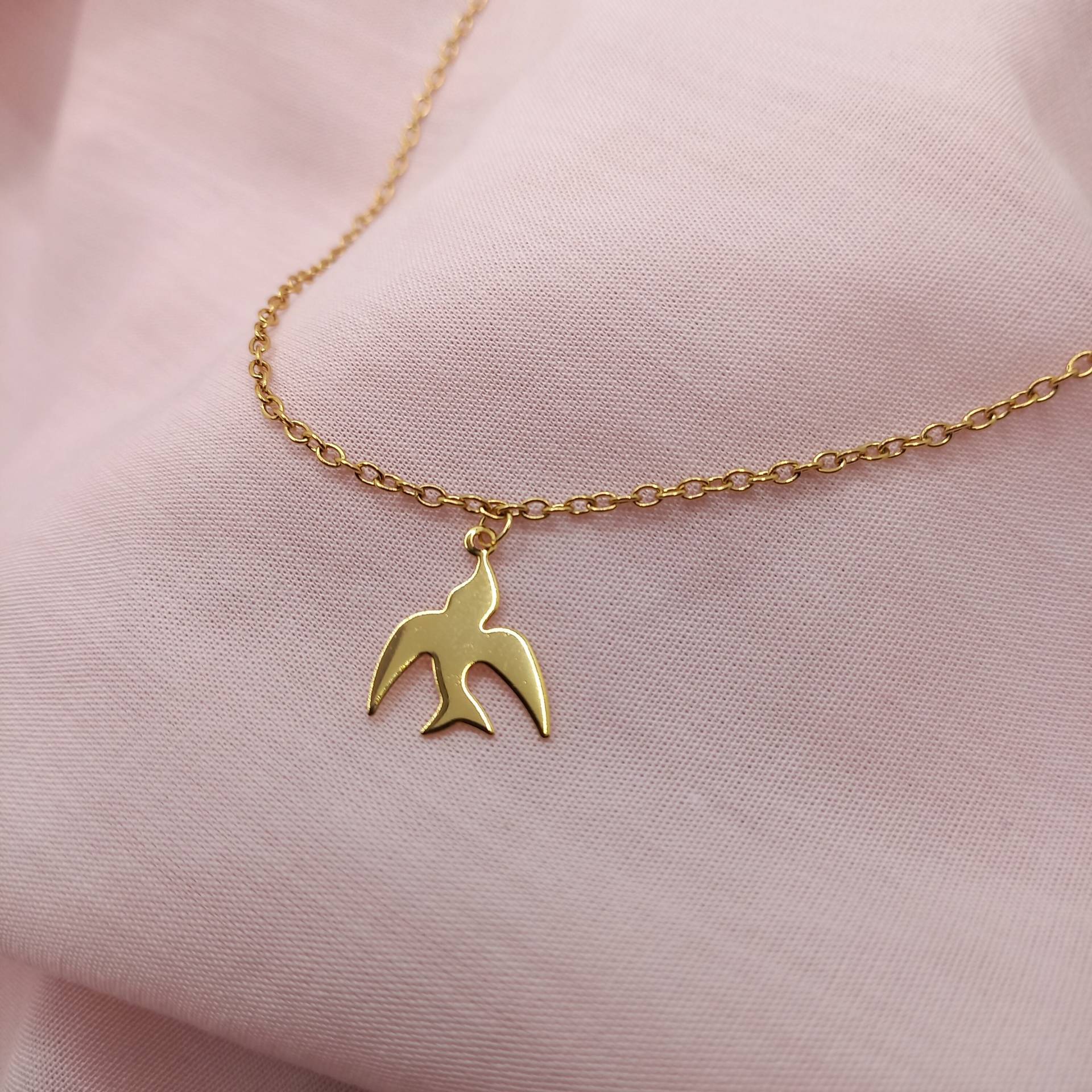 Feine Kette Mit Friedenstaube, Taube Anhänger An Edelstahlkette Vergoldet, Symbol Für Den Frieden von WiesbadenArt