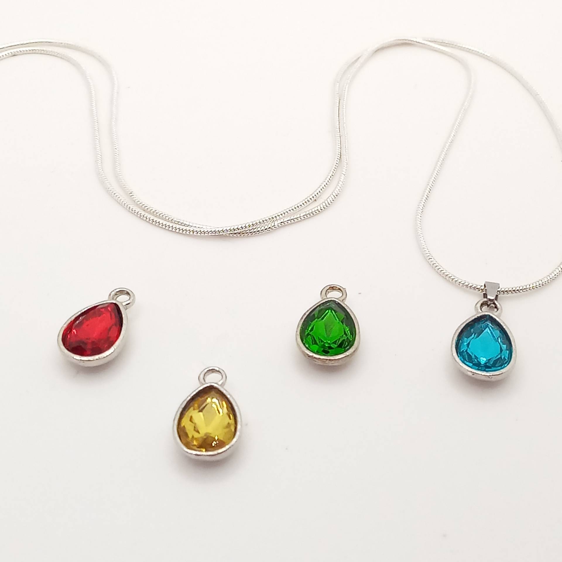 Feine Silberkette 925 Schlangenkette Mit Anhänger in Tropfenform Einem Silbern Gefassten Stein Rot, Gelb, Grün Oder Blau von WiesbadenArt