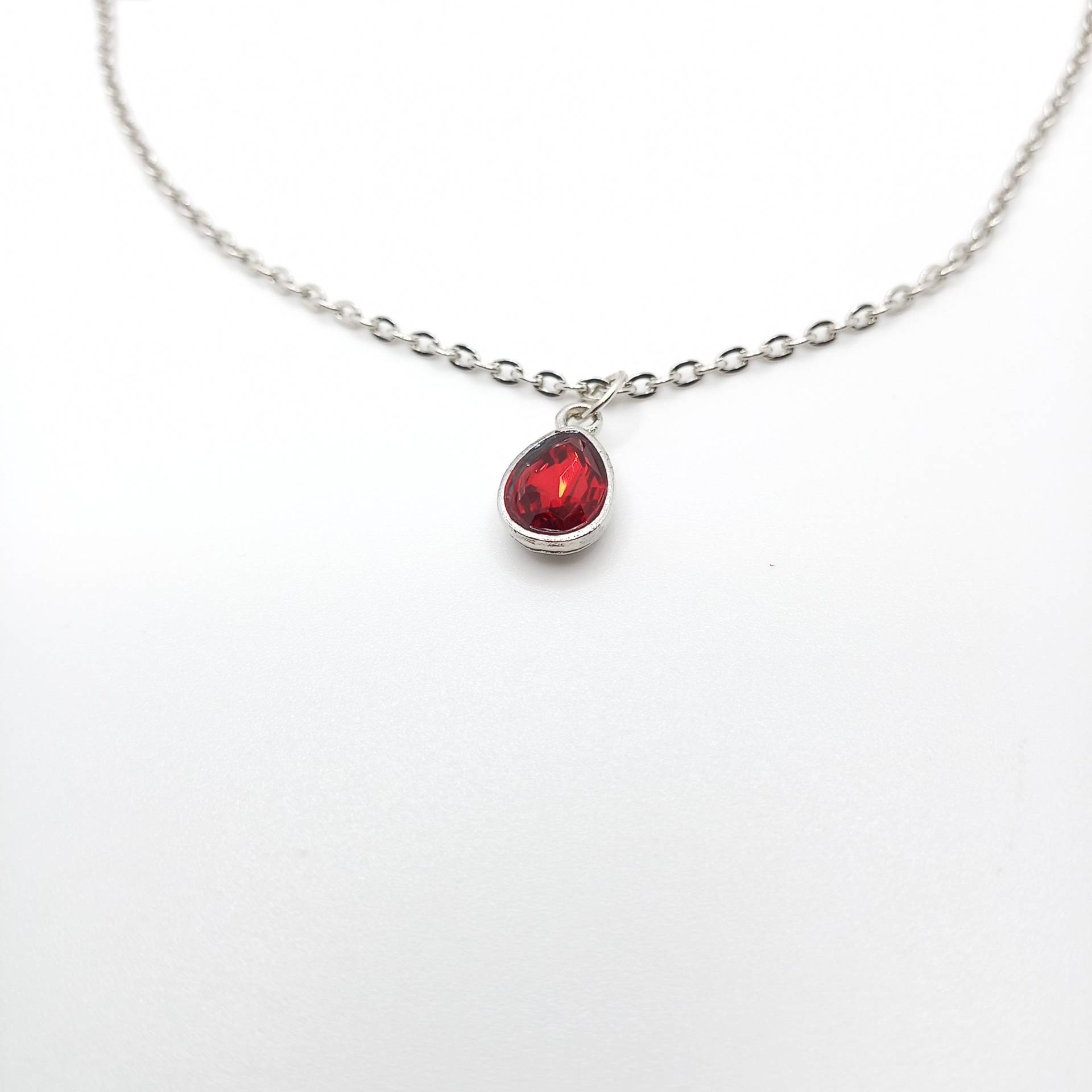 Feine Silberne Halskette Mit Einem Anhänger in Tropfenform, Kristall Tropfen Granat-Rot, Emerald-Grün, Saphir-Blau von WiesbadenArt