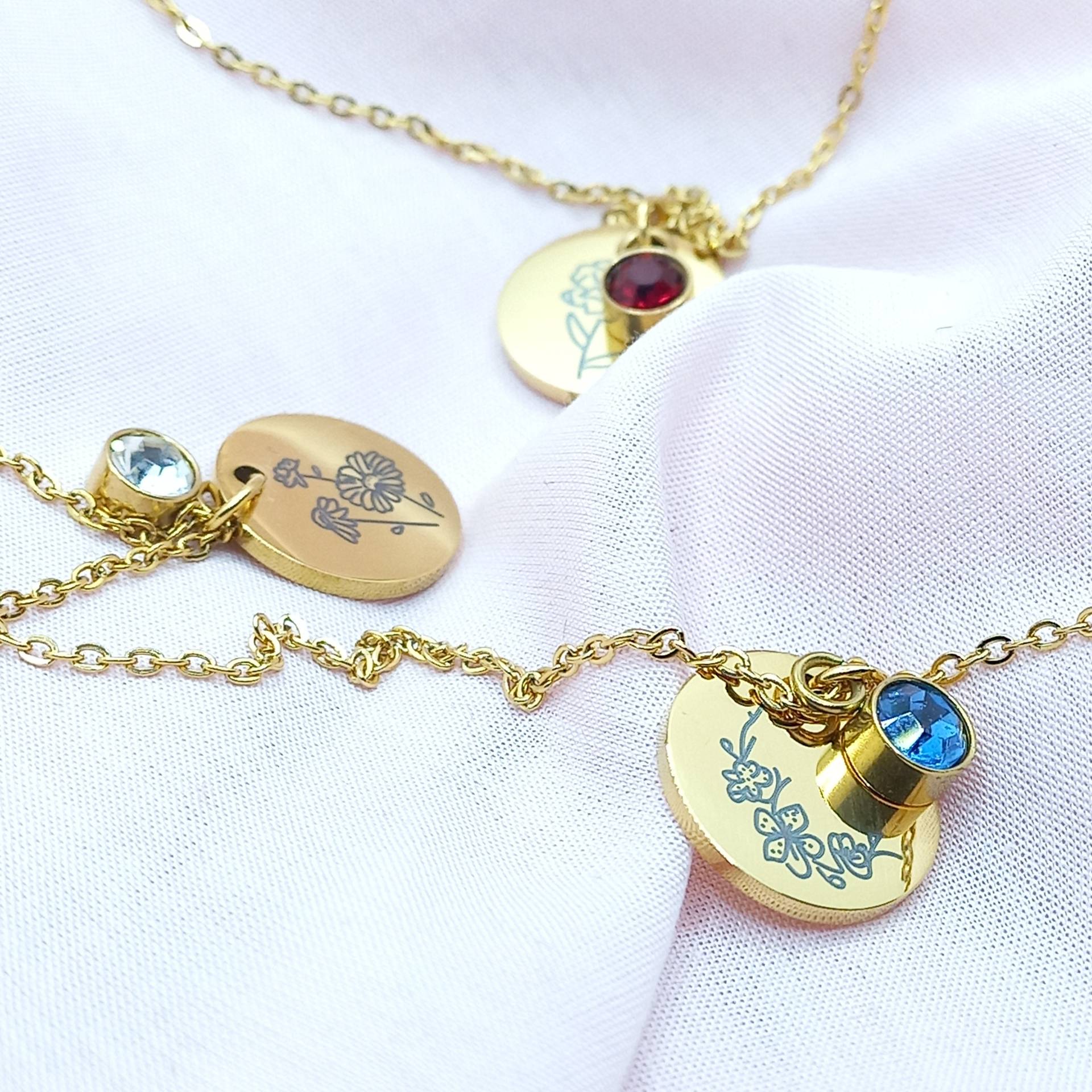 Goldene Sternzeichen Halskette Mit Geburtsstein Und Floralem Plättchen, 18K Vergoldung von WiesbadenArt