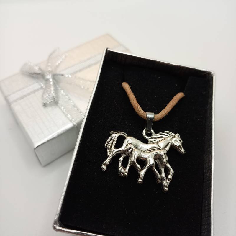 Lederhalsband Mit Pferd Und Fohlen, Mädchen Geschenk, Pferdefreund, Pferdeliebhaber, Halskette Geschenkschachtel, Reiterin, Lederband von WiesbadenArt