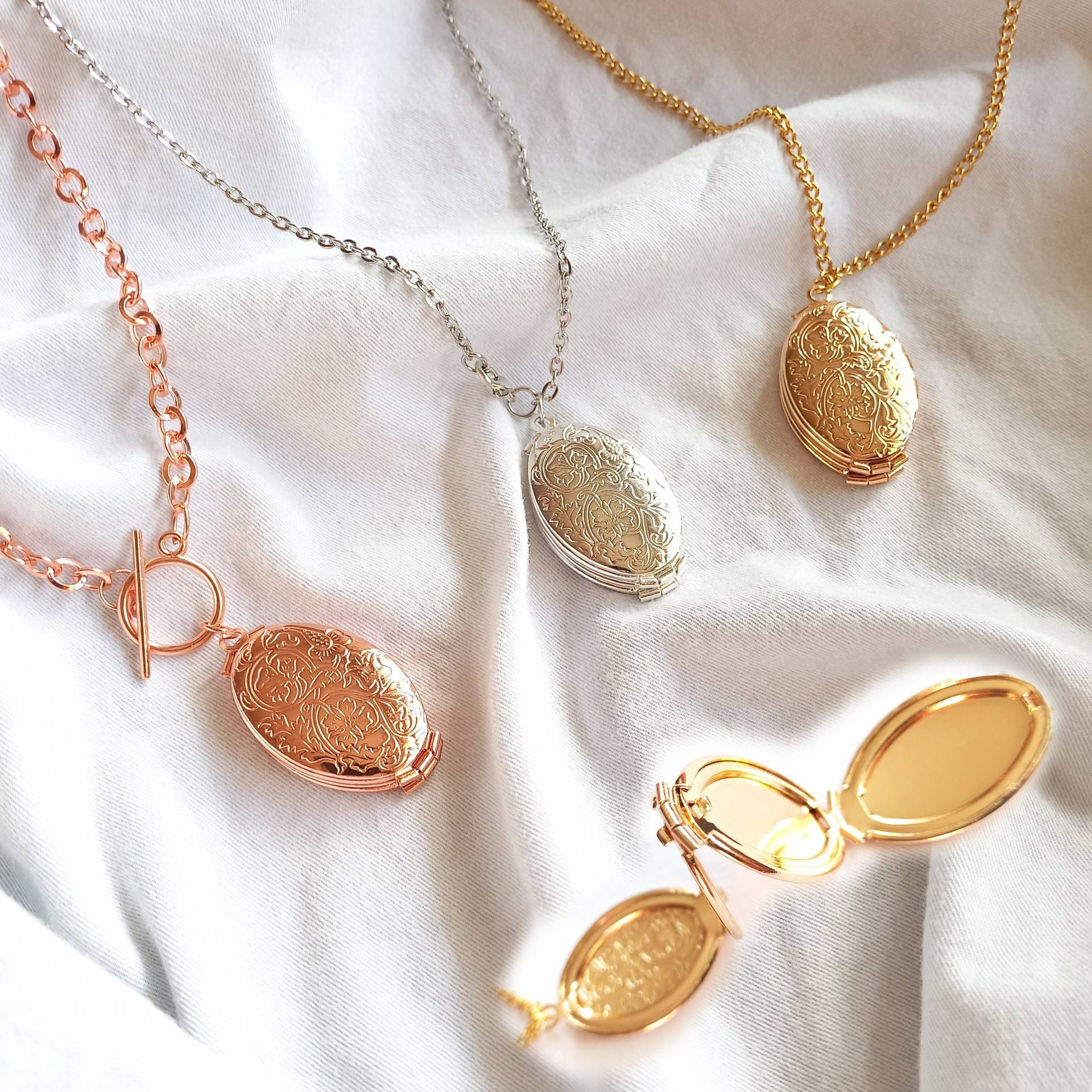 Ovales Falt-Medaillon Zum Öffnen, Medaillon in Gold, Rosegold Oder Silber. Familienmedaillon, Fotomedaillon, Familien Foto von WiesbadenArt