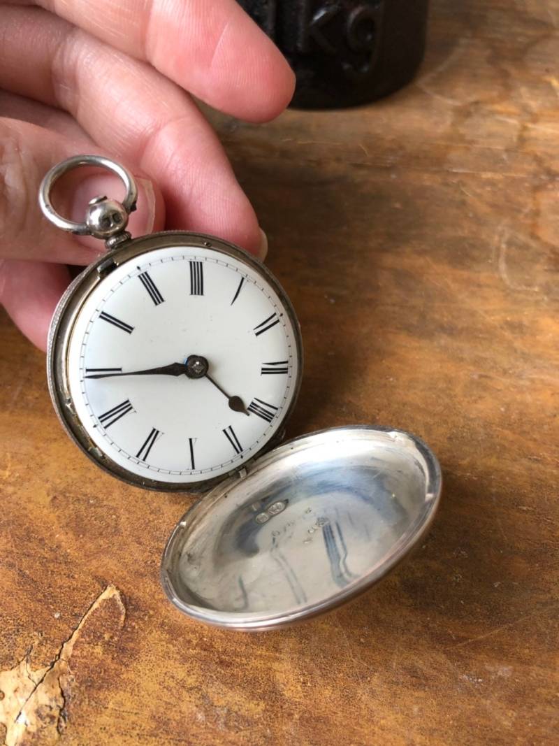 Antike Sterling Silber Tasche Uhr Gestempelt Maker Barrett Portsmouth 31888 Hergestellt in England Signiert 1853 Antike Sterling Silber Tasche Uhr Gestempelt Maker Barrett Portsmouth 31888 Hergestellt in England Signiert 1853 von WifinpoofVintage