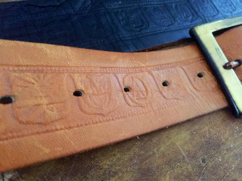 Werkzeug Leder Gürtel Messing Schnalle Mit Patina Geschnürt Detail Jacob Große 70Er Jahre Vibe Folk Werkzeug Leder Gürtel Messing Schnalle Mit Patina Geschnürt Detail Jacob Große 70Er Jahre Vibe Folk von WifinpoofVintage
