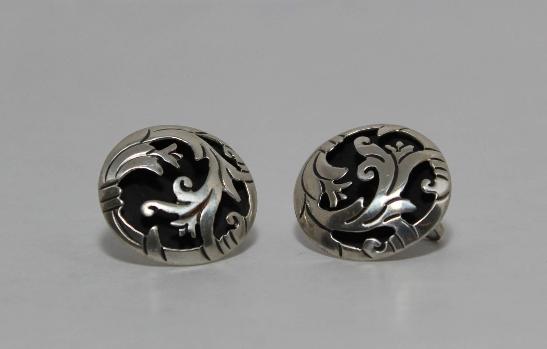 Attraktive Gewölbte Form, Sterling Silber Floral Cut-Out Ohrringe, Hersteller Marke-Torres, Taxco Made in Mexiko 1 "Durchmesser Attraktive Gewölbte Form, Sterling Silber Floral Cut-Out Ohrringe, Hersteller Marke-Torres, Taxco Made in Mexiko 1 "Durchmesser von WiggiesCollectibles