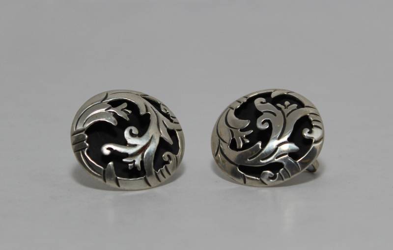 Attraktive Gewölbte Form, Sterling Silber Floral Cut-Out Ohrringe, Hersteller Marke-Torres, Taxco Made in Mexiko 1 "Durchmesser Attraktive Gewölbte Form, Sterling Silber Floral Cut-Out Ohrringe, Hersteller Marke-Torres, Taxco Made in Mexiko 1 "Durchmesser von WiggiesCollectibles