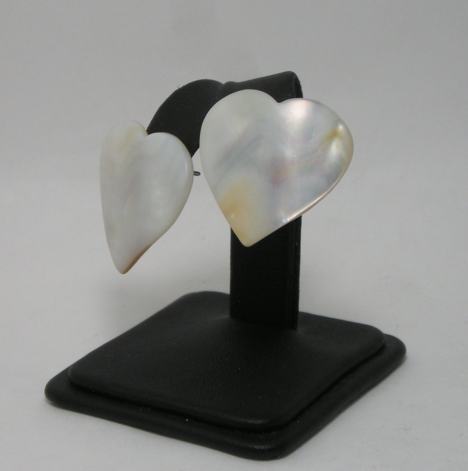 Eins Von Mutter Natur Geschenk "Perlmutt" Herz Shaped Posted Ohrringe, Weißer Farbblitz 1" Groß, One Of A Kind Unmarked Eins Von Mutter Natur Geschenk "Perlmutt" Herz Shaped Posted Ohrringe, Weißer Farbblitz 1" Groß, One Of A Kind Unmarked von WiggiesCollectibles