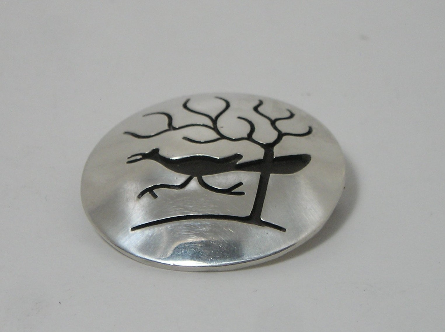 Gewölbter Southwest Style, Sterling Silber Cut-Out "Roadrunner & Tree" Anhänger Oder Verschluss Brosche Pin, 1 3/16" Dia. Unmarkiert Gewölbter Southwest Style, Sterling Silber Cut-Out "Roadrunner & Tree" Anhänger Oder Verschluss Brosche Pin, 1 3/16" Dia. Unmarkiert von WiggiesCollectibles
