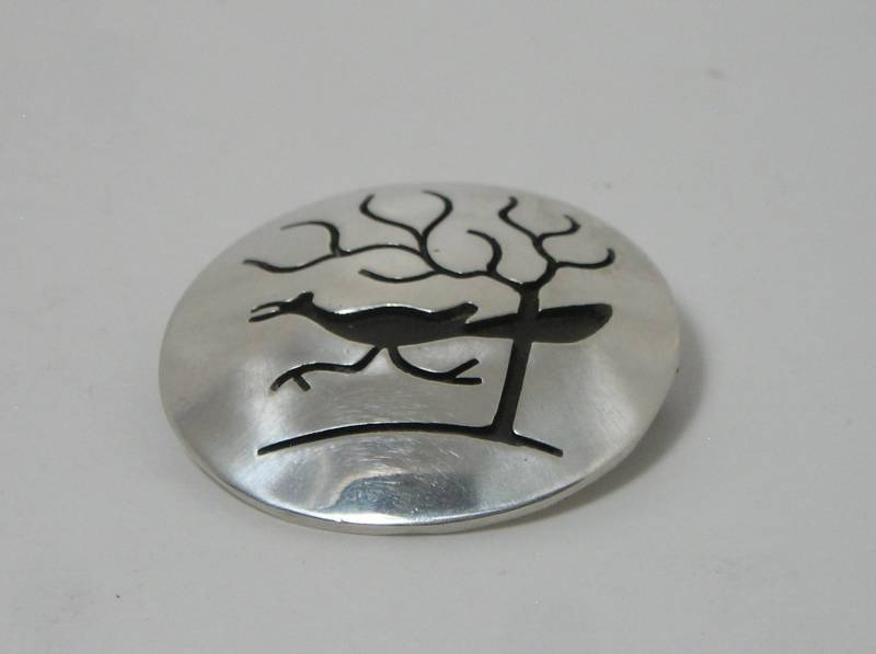 Gewölbter Southwest Style, Sterling Silber Cut-Out "Roadrunner & Tree" Anhänger Oder Verschluss Brosche Pin, 1 3/16" Dia. Unmarkiert Gewölbter Southwest Style, Sterling Silber Cut-Out "Roadrunner & Tree" Anhänger Oder Verschluss Brosche Pin, 1 3/16" Dia. Unmarkiert von WiggiesCollectibles