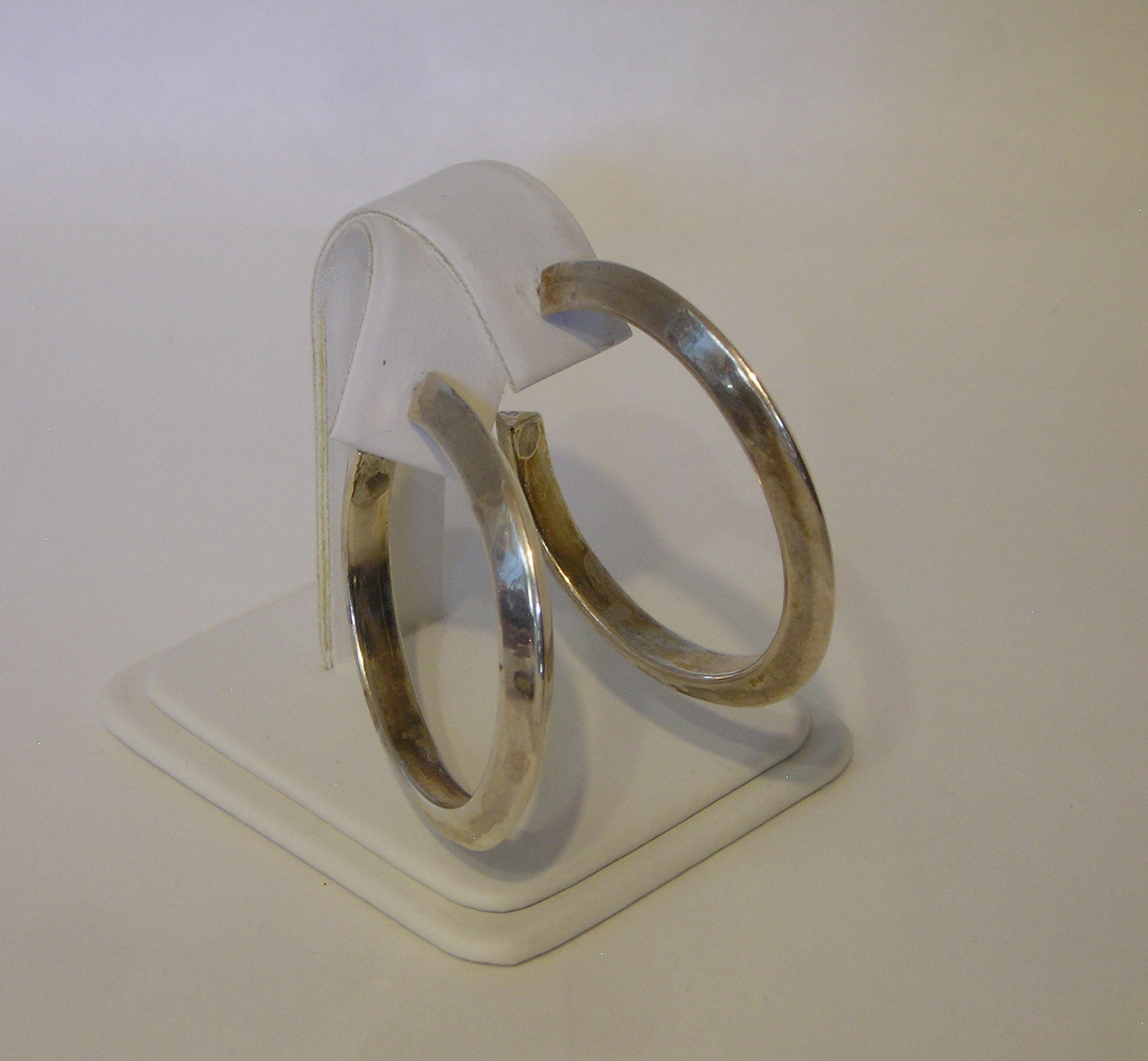 Sehr Schön, Sterling Silber Hooped Dreieckig Rohr Ohrringe 1 9/16"Außendurchmesser Sehr Schön Sehr Schön, Sterling Silber Hooped Dreieckig Rohr Ohrringe 1 9/16"Außendurchmesser Sehr Schön von WiggiesCollectibles