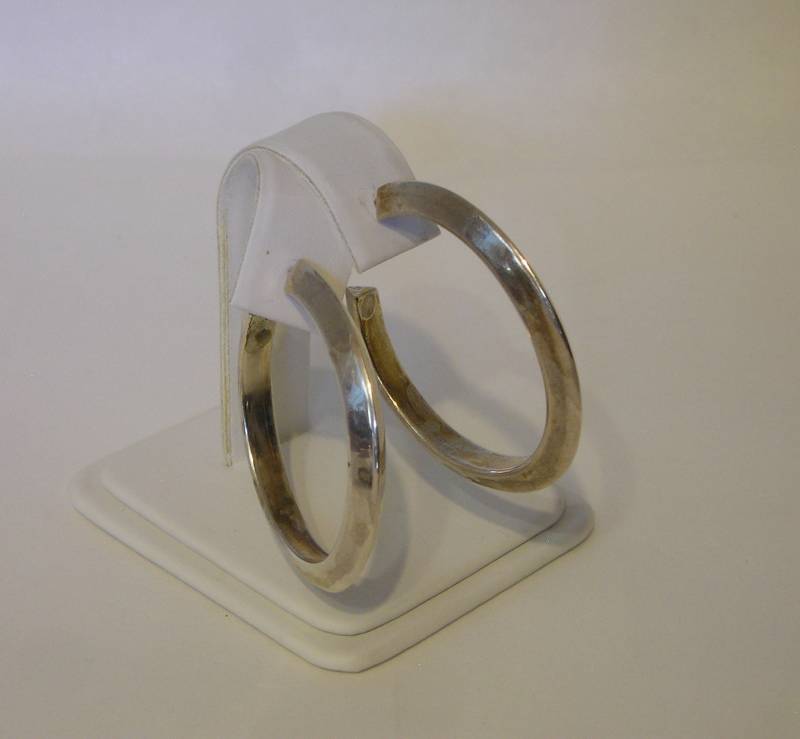 Sehr Schön, Sterling Silber Hooped Dreieckig Rohr Ohrringe 1 9/16"Außendurchmesser Sehr Schön Sehr Schön, Sterling Silber Hooped Dreieckig Rohr Ohrringe 1 9/16"Außendurchmesser Sehr Schön von WiggiesCollectibles