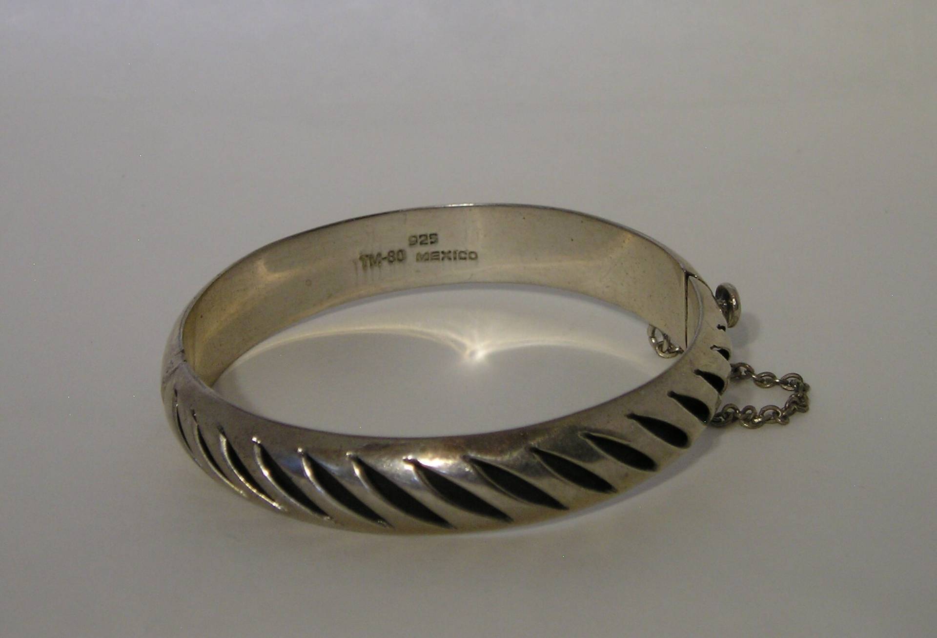 sterling Silber, Aufklappbares Armband, Kastenverschluss Mit Sicherheitskette, Gewölbtes Ausschnittmuster, Markiert 925 Mexiko sterling Silber, Aufklappbares Armband, Kastenverschluss Mit Sicherheitskette, Gewölbtes Ausschnittmuster, Markiert 925 Mexiko von WiggiesCollectibles