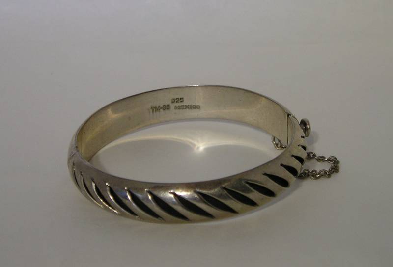 sterling Silber, Aufklappbares Armband, Kastenverschluss Mit Sicherheitskette, Gewölbtes Ausschnittmuster, Markiert 925 Mexiko sterling Silber, Aufklappbares Armband, Kastenverschluss Mit Sicherheitskette, Gewölbtes Ausschnittmuster, Markiert 925 Mexiko von WiggiesCollectibles