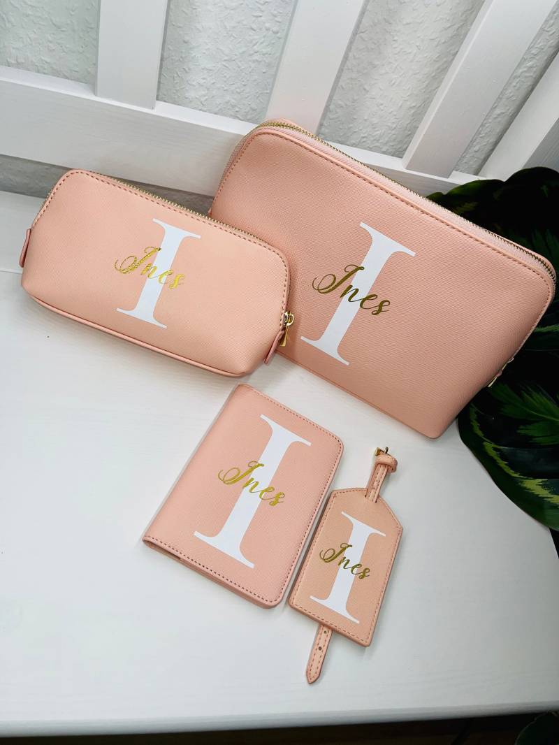 Personalisiert Reise Set Mit Initial + Name | Personalisierter Kosmetikbeutel Personalisierte Kulturtasche Reisepasshülle Kofferanhänger von WikUniqueDE