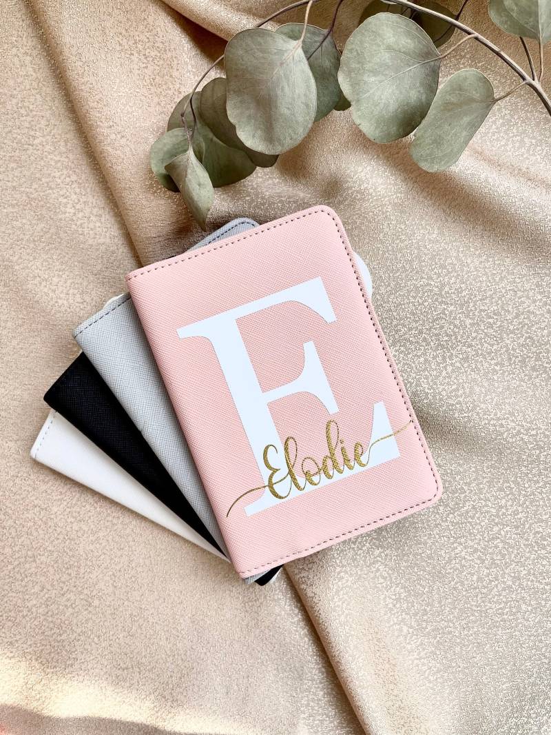 Reisepasshülle Mit Kofferanhänger Personalisiert Buchstabe + Namen von WikUniqueDE