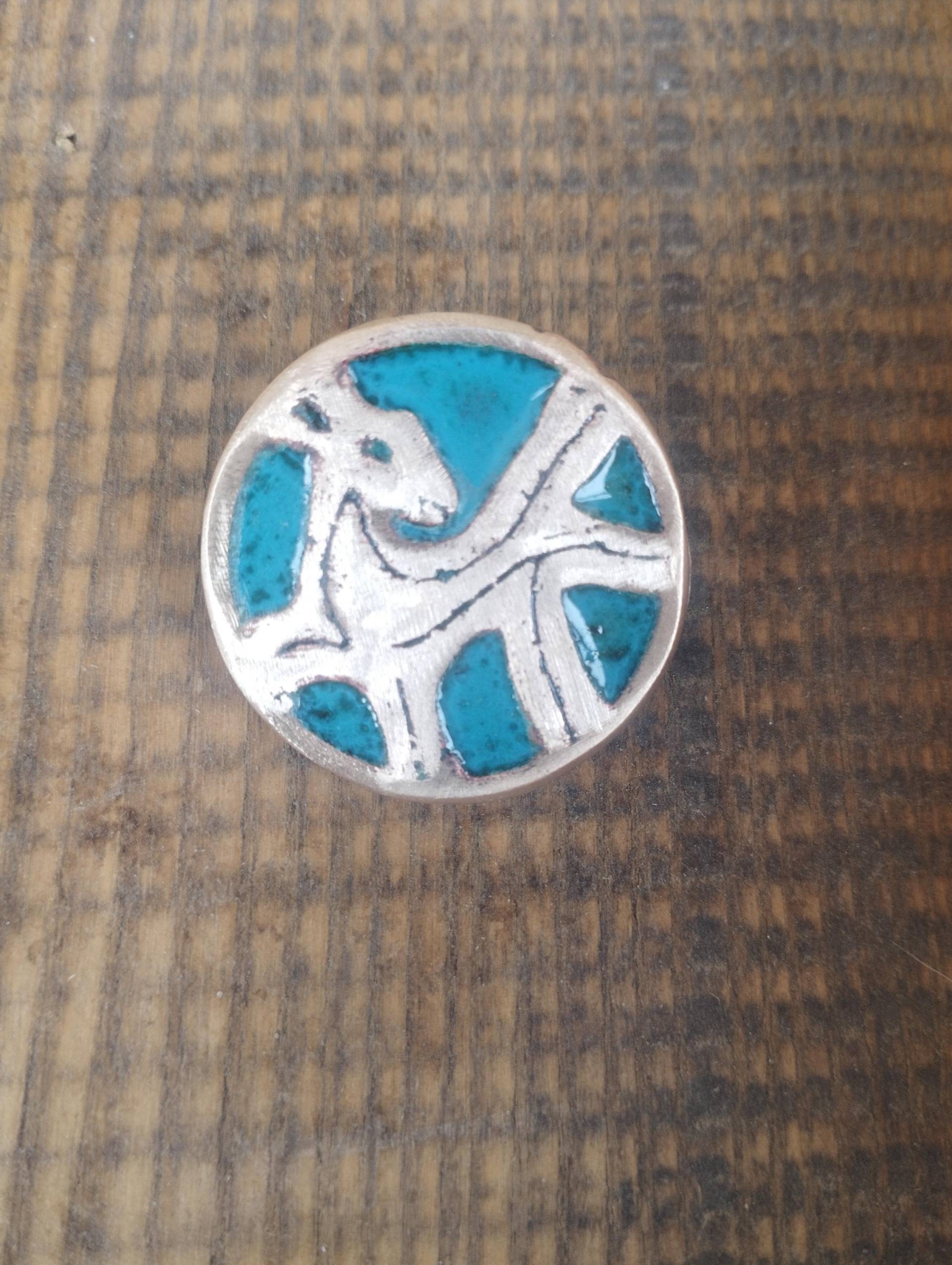 Handgefertigte Scheibenfibel Der Wikinger, Normannen Und Salier Aus Bronze Mit Echter Feueremaille in Einem Dunklen Türkis Handgefertigte Scheibenfibel Der Wikinger, Normannen Und Salier Aus Bronze Mit Echter Feueremaille in Einem Dunklen Türkis von Wikingersilber