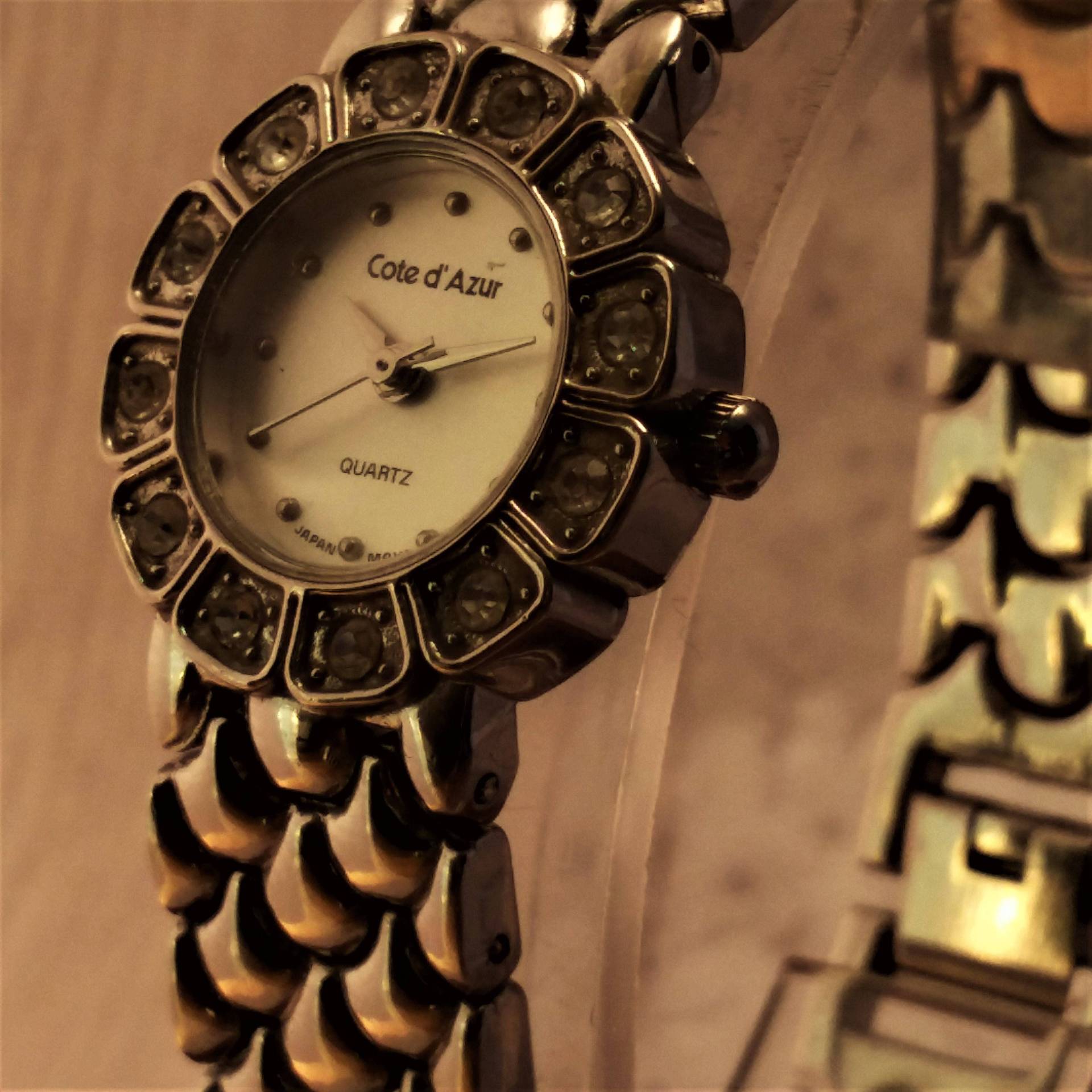 Cote D'azur Niedliche Uhr, Edelsteinuhr, Edelstahl Armbanduhr, Gliederarmband, Strass, Weißes Ziffernblatt, Oma Geschenk, Schlichtes Design von WilberforceWatches