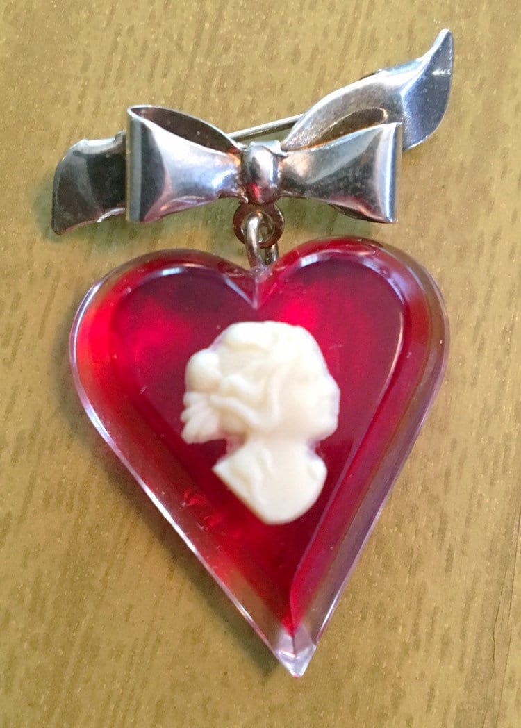 Cameo Lucite Rotes Herz Mit Sterling Bow Pin Brosche Cameo Lucite Rotes Herz Mit Sterling Bow Pin Brosche von WilburVintage