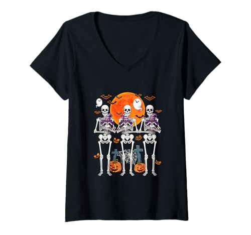 Damen Three Horror Skeletons Hugging Racoons As Witch T-Shirt mit V-Ausschnitt Damen Three Horror Skeletons Hugging Racoons As Witch T-Shirt mit V-Ausschnitt von Wild Animal Halloween Costume