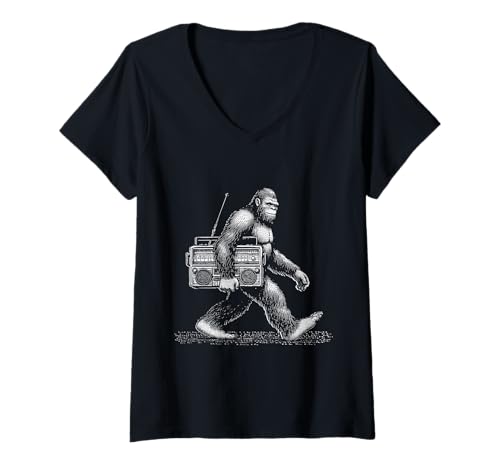 Damen Bigfoot Walking mit Vintage Boombox Retro Radio Sasquatch T-Shirt mit V-Ausschnitt Damen Bigfoot Walking mit Vintage Boombox Retro Radio Sasquatch T-Shirt mit V-Ausschnitt von Wild Tracks Apparel