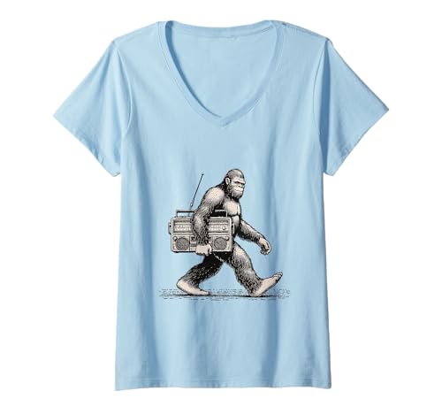 Damen Bigfoot Walking mit Vintage Boombox Retro Radio Sasquatch T-Shirt mit V-Ausschnitt von Wild Tracks Apparel