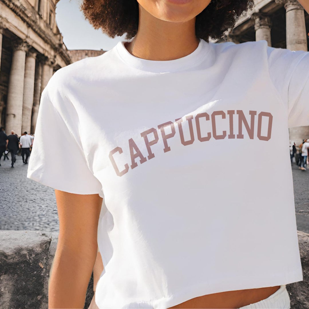Cappuccino T-Shirt Unisex-T-Shirt Aus Weicher, Ringgesponnener Baumwolle Cappuccino T-Shirt Unisex-T-Shirt Aus Weicher, Ringgesponnener Baumwolle von WildAestheticUK