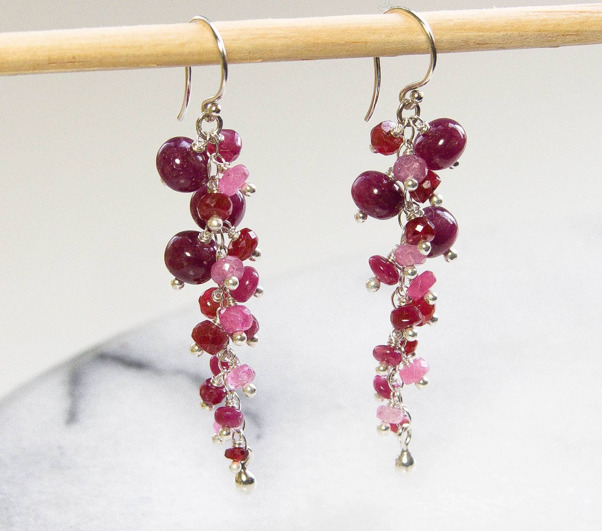 Rubin Kaskade Ohrringe. Juli Geburtsstein. Kaskaden-Cluster Baumeln Sterling Silber Schmuck. Lange Tropfen Edelstein Rubin Kaskade Ohrringe. Juli Geburtsstein. Kaskaden-Cluster Baumeln Sterling Silber Schmuck. Lange Tropfen Edelstein von WildAsters