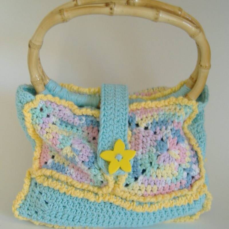 Gehäkelte Handtasche Mit Bambusgriffen, Gelb Und Blau, Oma Quadrate, Geschenk Für Sie von WildBeanSprouts