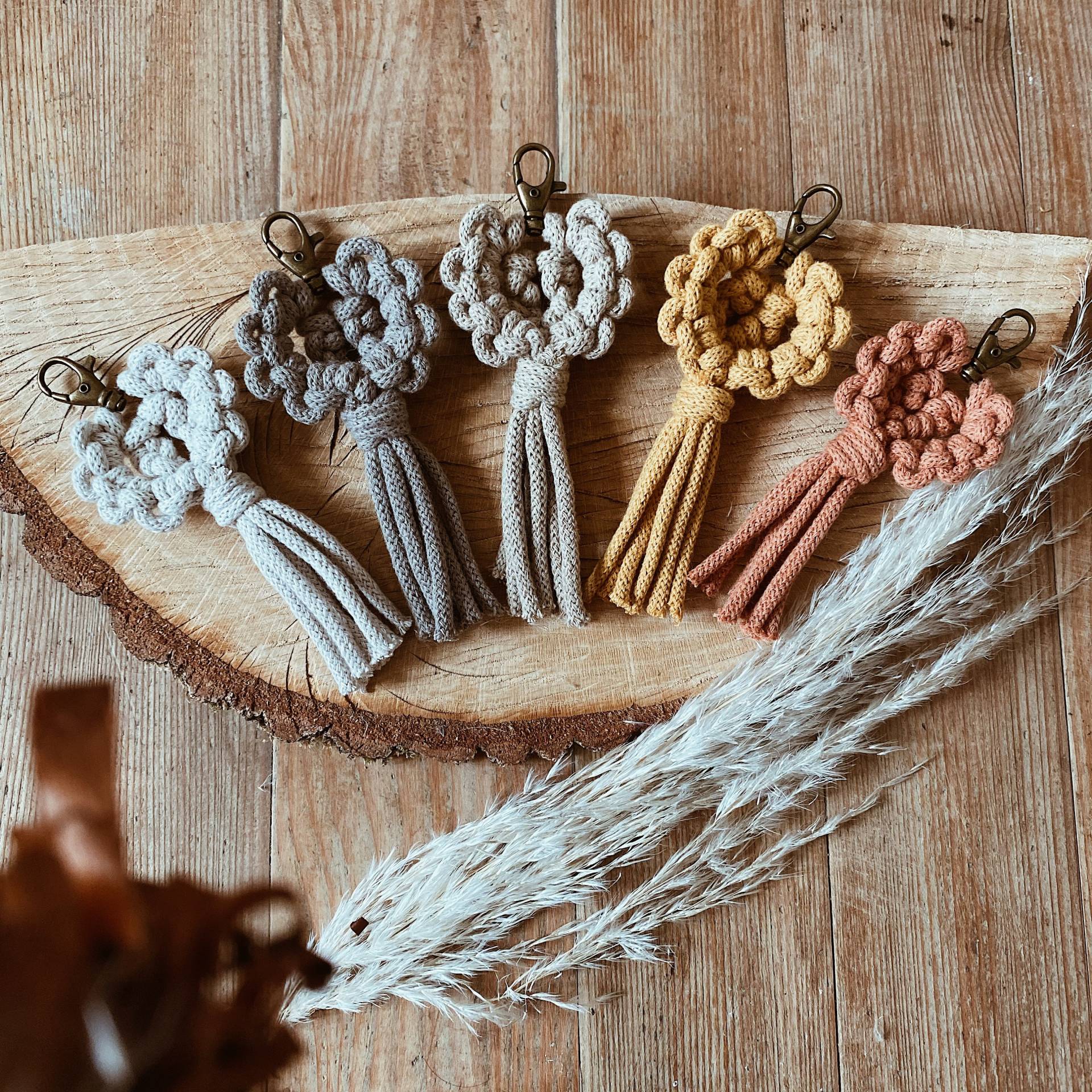 Makramee Schlüsselanhänger, Taschenanhänger, Makramee Geschenk, Schlüsselbund, Schlüsselband, Accessoires, Senfgelb, Terracotta, Macrame, Keychain Makramee Schlüsselanhänger, Taschenanhänger, Makramee Geschenk, Schlüsselbund, Schlüsselband, Accessoires, Senfgelb, Terracotta, Macrame, Keychain von WildBohoStories