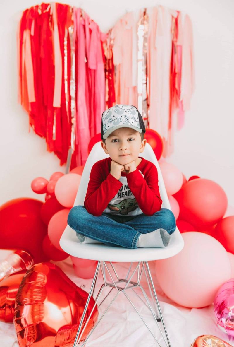 Handgezeichnete Faultier-Print-Kleinkind-Trucker-Mütze | Versandfertig. Schwarzes Netz, Gebogenes Graues Visier, Verstellbarer Verschluss, 51 cm von WildChildHatCo