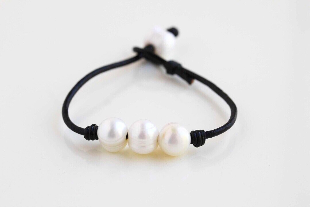 Dreifach Weiße Süßwasserperlen Und Echtes Lederarmband, Drei Armband, Perlen - Boho Schmuck Dreifach Weiße Süßwasserperlen Und Echtes Lederarmband, Drei Armband, Perlen - Boho Schmuck von WildCollections