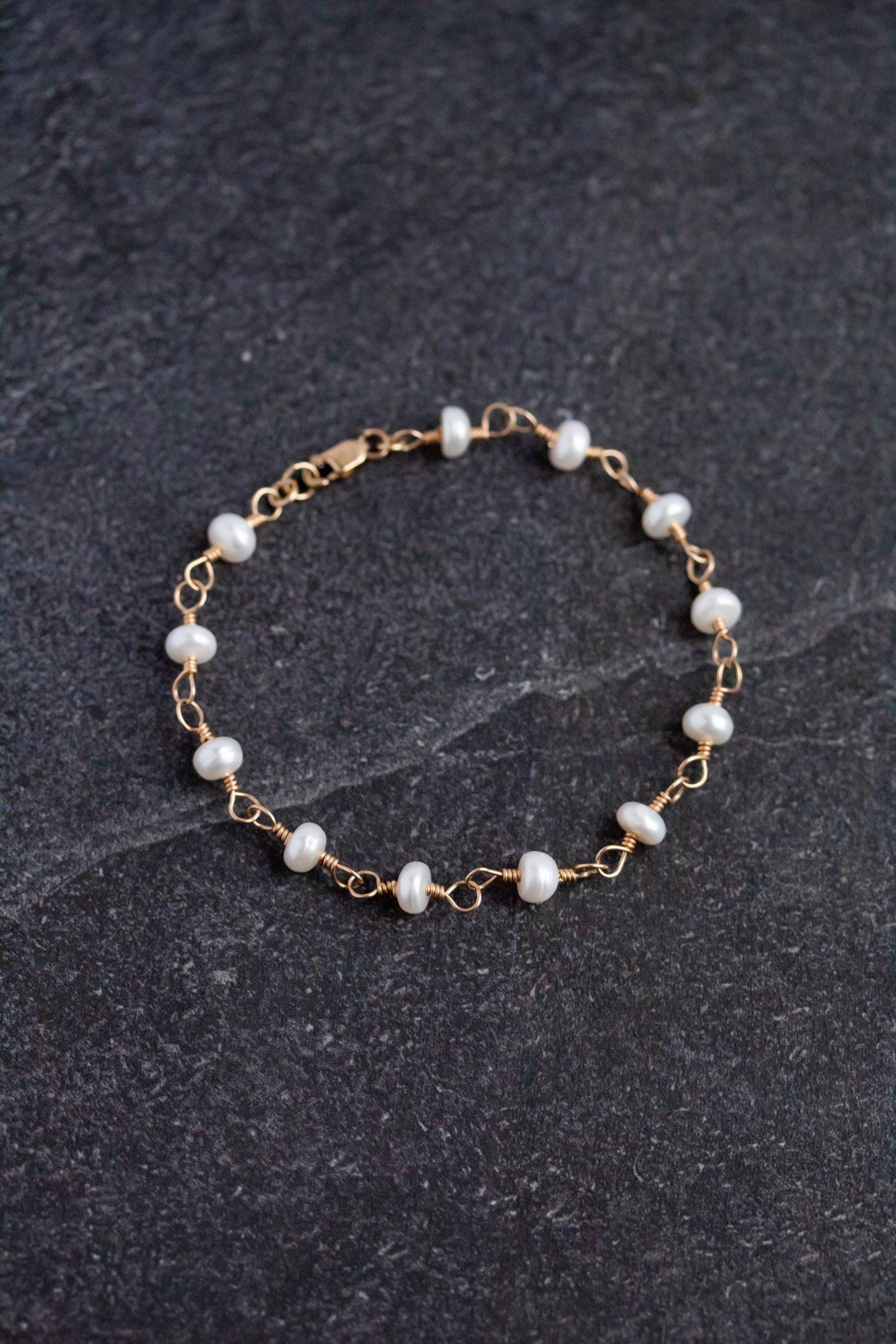Dünne Weiße Süßwasserperlen Und 14K Gold Filled Drahtarmband, Natürliche Perlenperlenkette, Perlen-Rosenkranzkettenarmband, Rosenkranzkettenarmband Dünne Weiße Süßwasserperlen Und 14K Gold Filled Drahtarmband, Natürliche Perlenperlenkette, Perlen-Rosenkranzkettenarmband, Rosenkranzkettenarmband von WildCollections