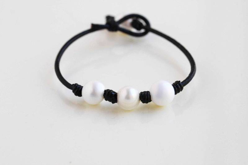 Geknotete Dreifach Weiße Süßwasserperle Und Echtes Lederarmband, Süßwasserperlenarmband, Perlenlederarmband, Boho-Schmuck Geknotete Dreifach Weiße Süßwasserperle Und Echtes Lederarmband, Süßwasserperlenarmband, Perlenlederarmband, Boho-Schmuck von WildCollections