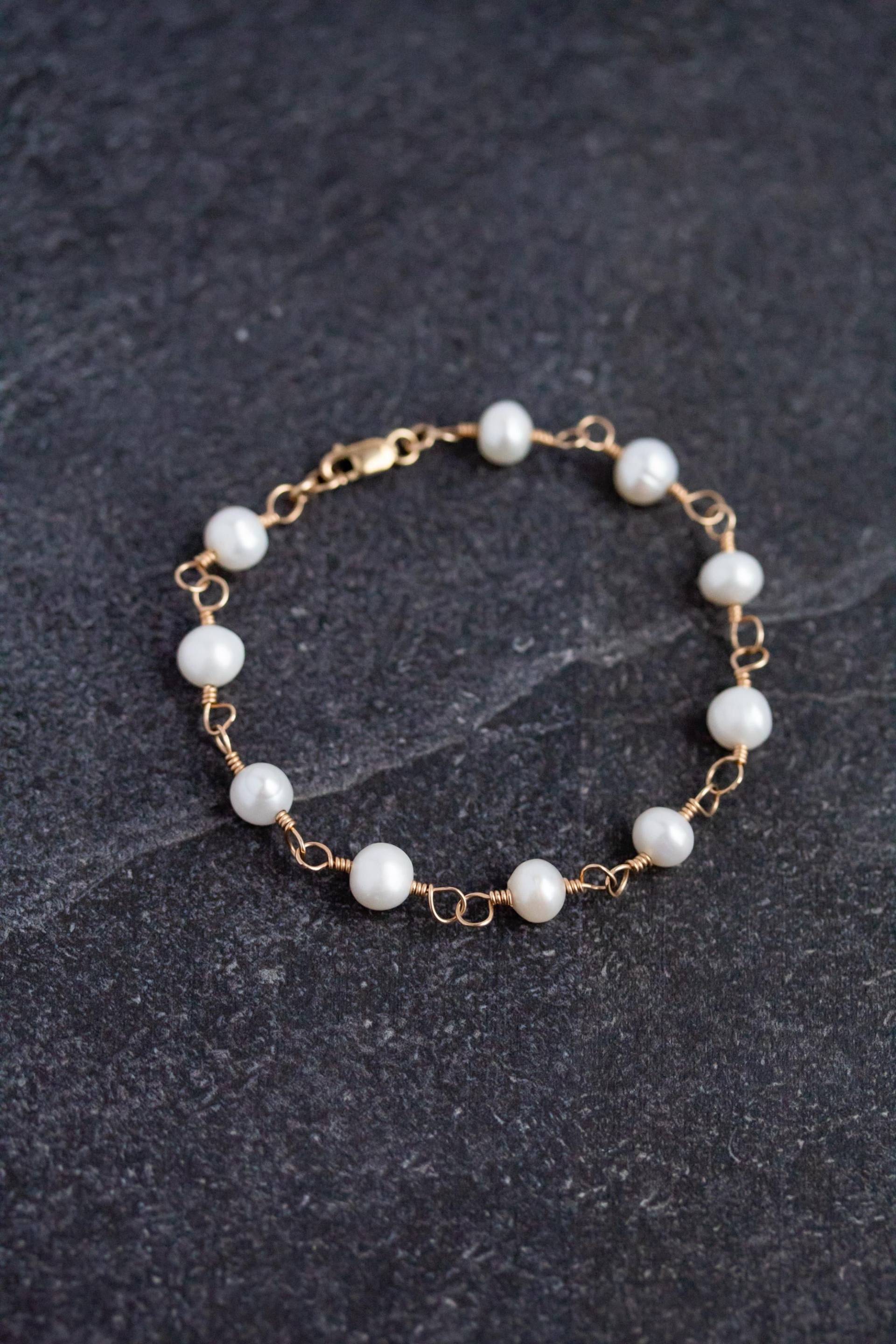 Kreisförmige Weiße Süßwasserperlen Und 14K Gold Filled Drahtarmband, Natürliche Süßwasserperlenperlenkette, Perlenrosenkranz-Kettenarmband Kreisförmige Weiße Süßwasserperlen Und 14K Gold Filled Drahtarmband, Natürliche Süßwasserperlenperlenkette, Perlenrosenkranz-Kettenarmband von WildCollections