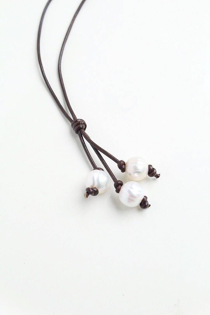 Lederkette Mit Drei Baumelnden Süßwasserperlen, Lederperlenkette, Boho Schmuck, Geschenk Für Sie, Perlenleder Lariat Halskette von WildCollections