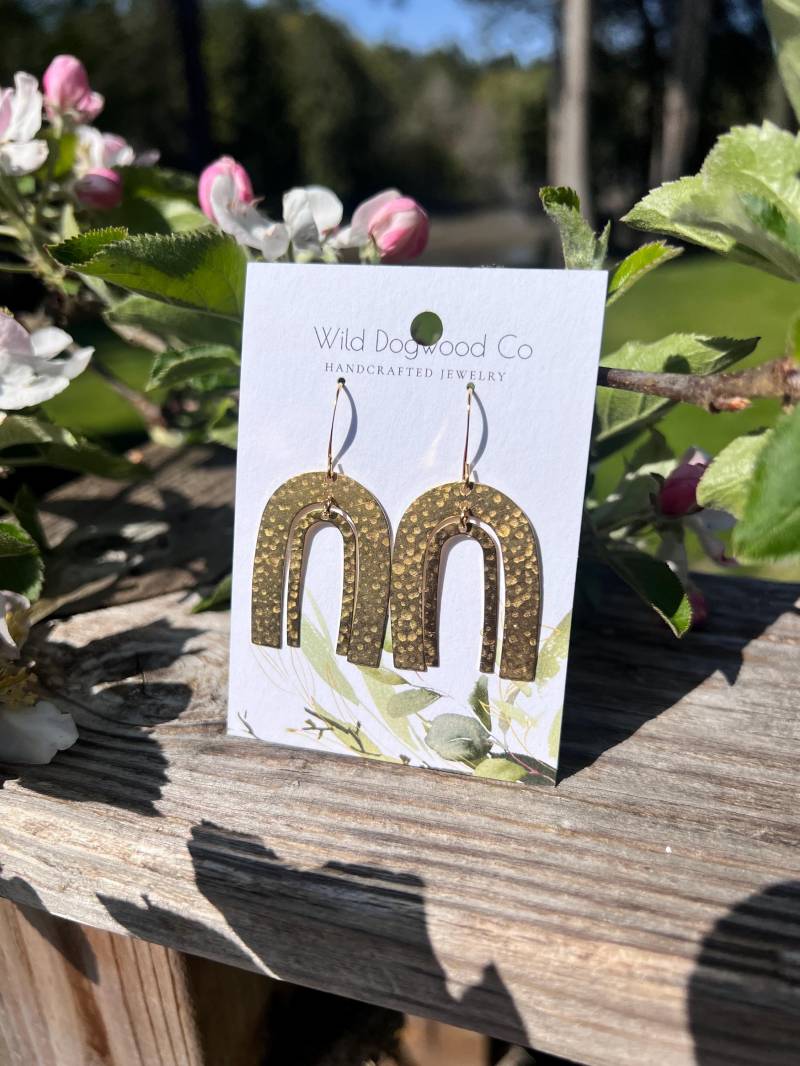 Doppel Regenbogen Gehämmerte Messing Ohrhänger. Wilder Hartriegel Co Doppel Regenbogen Gehämmerte Messing Ohrhänger. Wilder Hartriegel Co von WildDogwoodCo
