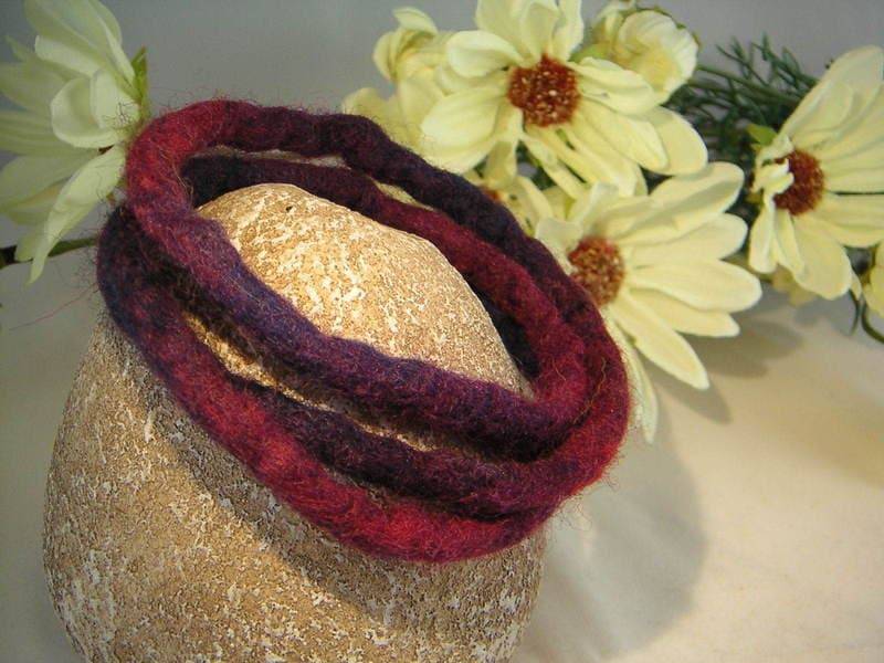 Filzarmband Brombeere Gefilzt Filzarmband Brombeere Gefilzt von WildFilz