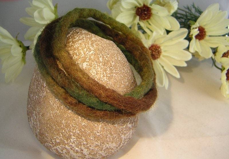 Filzarmband Waldgrün Wickelarmband von WildFilz