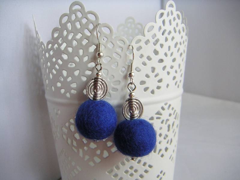 Filzohrringe Blau Kugel Mit Edelstahlhaken von WildFilz