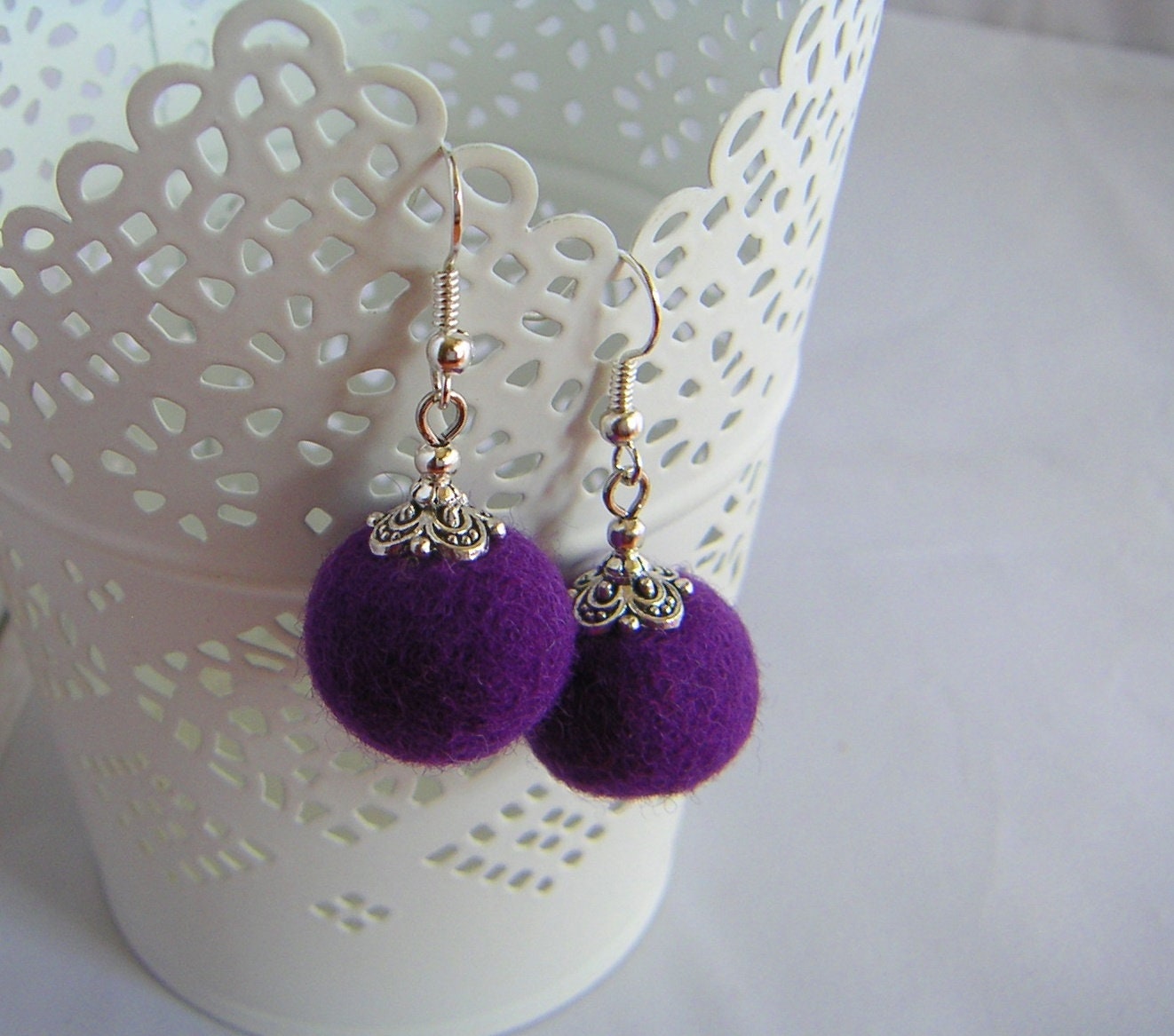 Filzohrringe Violett Filzkugeln von WildFilz
