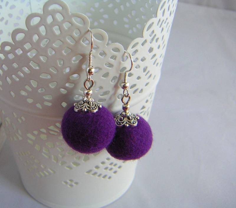 Filzohrringe Violett Filzkugeln von WildFilz